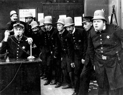  「Keystone Cops」: ドタバタ slapstick 喜劇の傑作！